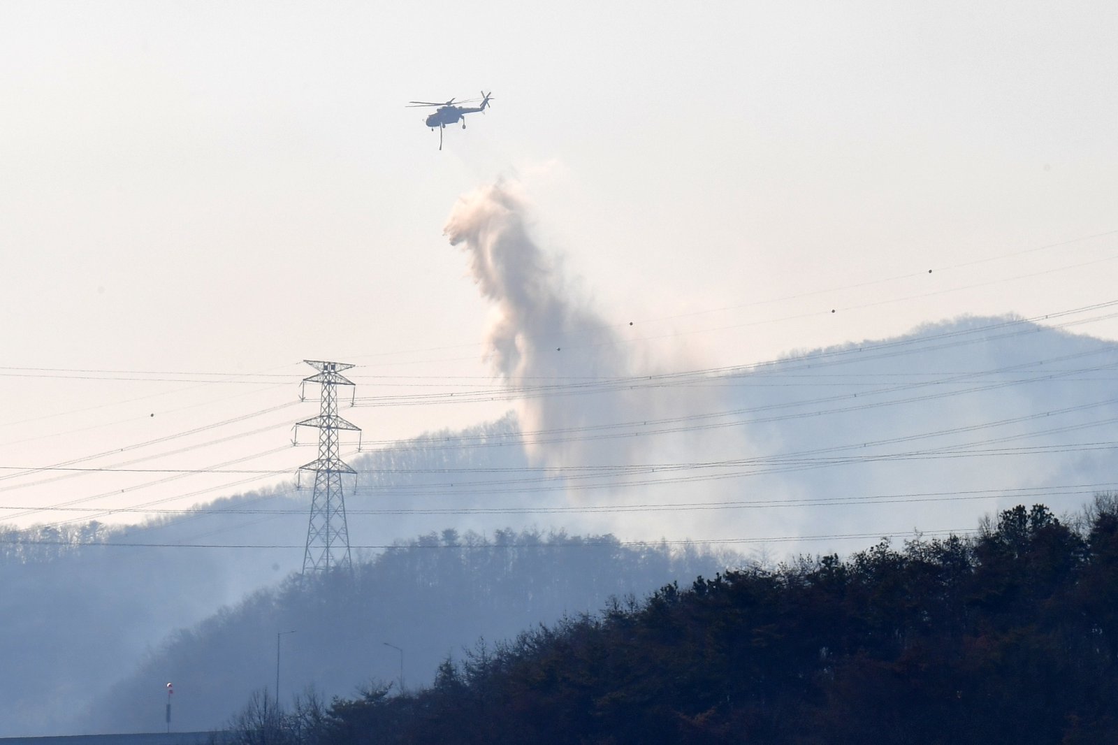 8일 오후 경북 경주시 문무대왕면 입천리의 산불이 강풍을 타고 확산되자 산림청 초대형 핼기(S-64)가 공중에서 물을 투하하고 있다. 문무대왕면 산불에 대해 정부는 이날 오후 국가소방동원령을 발령했다.2026.2.8 뉴스1
