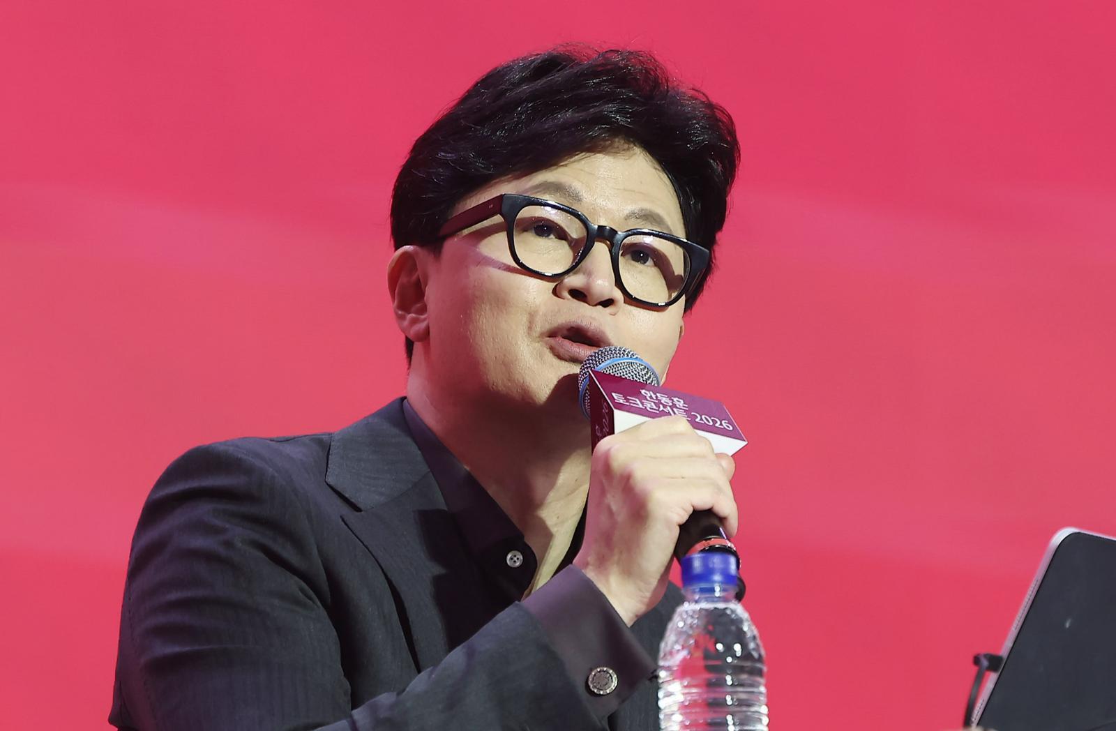 한동훈 전 국민의힘 대표가 8일 서울 송파구 잠실실내체육관에서 열린 자신의 토크콘서트에서 발언하고 있다. 2026.2.8. 뉴스1