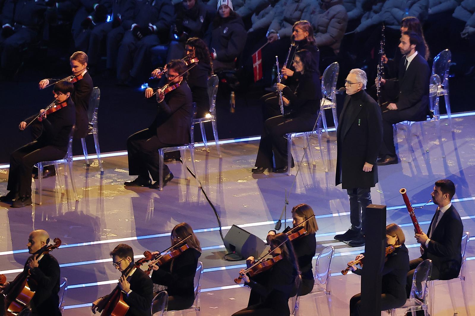 테너 안드레아 보첼리가 6일 오후(현지시간) 이탈리아 밀라노 산시로 올림픽 스타디움에서 열린 2026 밀라노·코르티나담페초 동계올림픽대회 개회식에서 성화 봉송에 앞서 공연을 선보이고 있다. 2026.2.7.3뉴스1