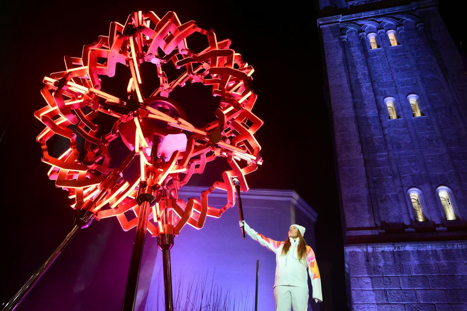 6일(현지 시간) 이탈리아 코르티나담페초 디보나 광장에서 열린 2026 밀라노·코르티나담페초 동계올림픽 개막식에서 최종 성화 주자인 이탈리아 스키 선수 소피아 고지아가 올림픽 성화대에 불을 붙이고 있다. 고지아는 2018 평창올림픽 금메달, 2022 베이징올림픽 은메달리스트다. 2026.02.07. 코르티나담페초=AP/뉴시스