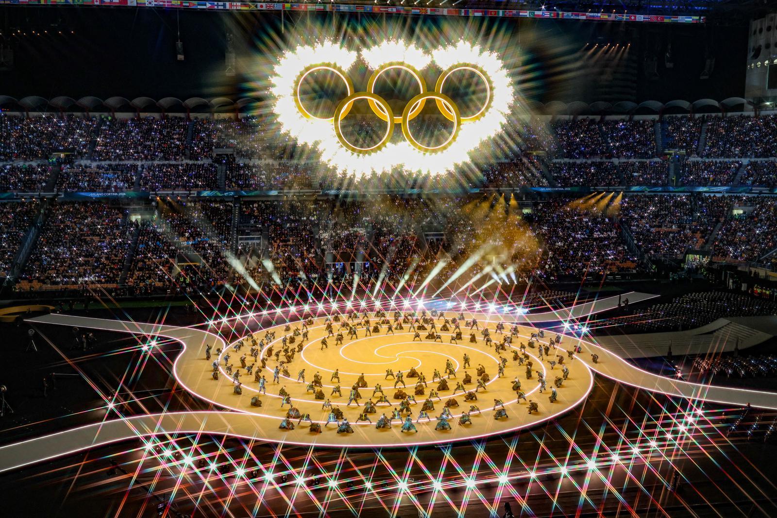 2026 밀라노·코르티나 담페초 동계올림픽 개막식이 열린 6일(현지 시각) 이탈리아 밀라노 산 시로 스타디움에서 개막식 공연이 펼쳐지고 있다.   이번 개막식은 도시와 자연, 인간과 기술이 하나 되는 감동적인 무대를 통해 전 세계에 평화와 연대의 메시지를 전한다. 2026.02.07. 밀라노=뉴시스