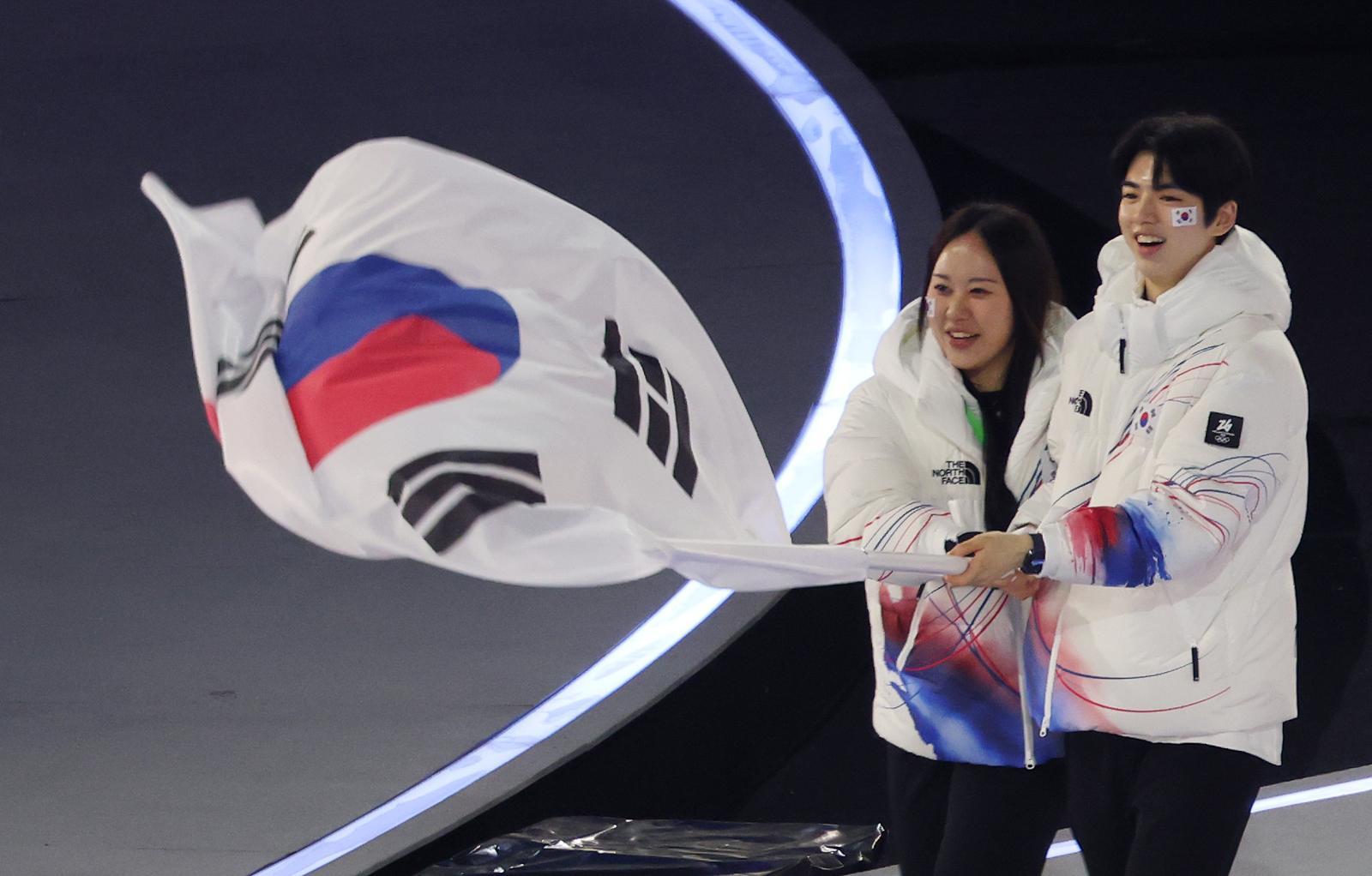 6일 (현지시간)이탈리아 밀라노 산시로 스타디움에서 열린 2026 밀라노·코르티나담페초 동계올림픽 개막식에서 대한민국 선수단 박지우, 차준환 선수가 기수로 나서 입장하고 있다. 2026.02.06. 밀라노=뉴시스