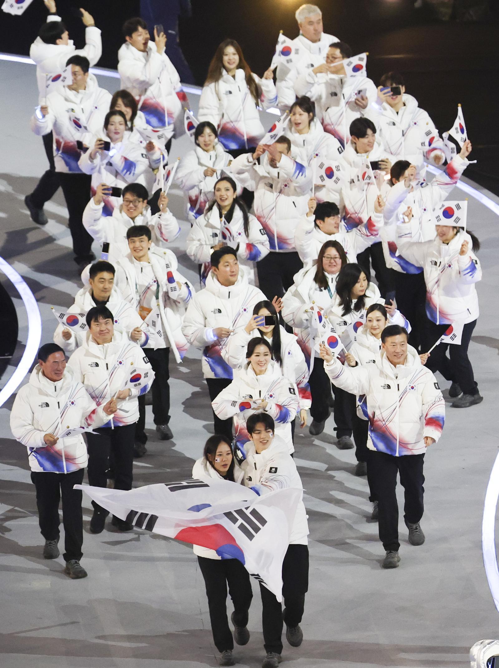 대한민국 국가대표 선수단이 6일(현지 시각) 이탈리아 밀라노 산 시로 스타디움에서 열린 2026 밀라노·코르티나 담페초 동계올림픽 개막식에 입장하고 있다.   이번 개막식은 도시와 자연, 인간과 기술이 하나 되는 감동적인 무대를 통해 전 세계에 평화와 연대의 메시지를 전한다. 2026.02.07. 밀라노=뉴시스