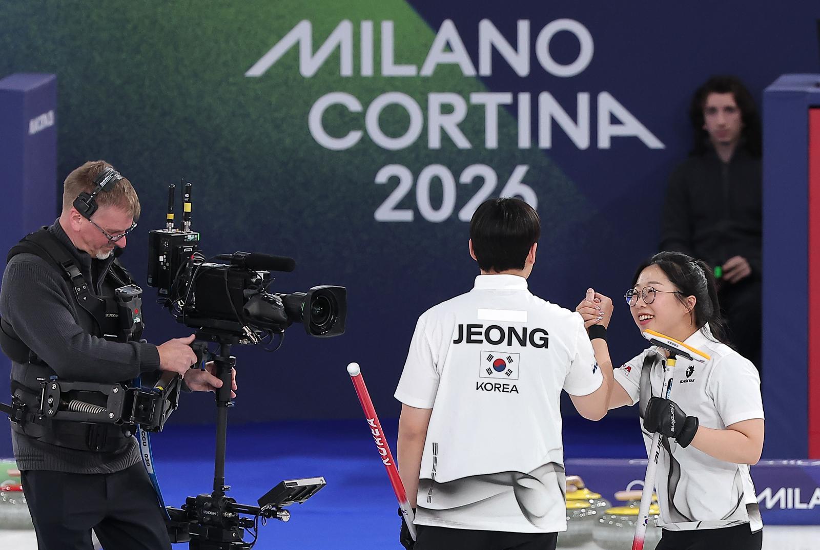 2026 밀라노-코르티나담페초 겨울올림픽 컬링 믹스더블에서 5연패 뒤 2연승을 기록한 한국의 김선영(오른쪽)-정영석 조. 코르티나담페초=뉴스1