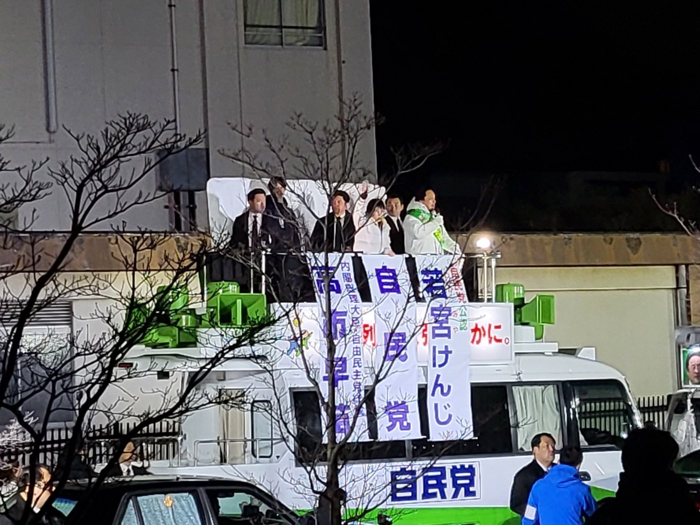 일본 중의원 선거 전날인 7일 다카이치 사나에 일본 총리가 도쿄 세타가야구 후타코-다마가와 공원에서 열린 자민당 소속의 와카미야 겐지 후보의 응원 유세에 참석해 손을 흔들고 있다. 2026.02.07/뉴스1