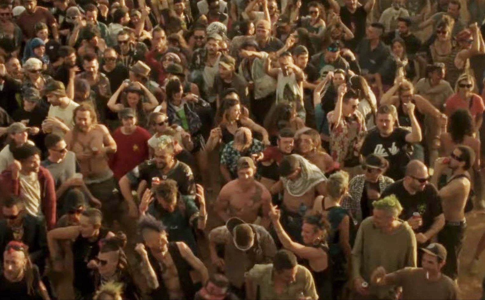 테크노 음악에 몸을 맡긴 채 춤을 추는 군중. 영화는 탈주와 해방의 환상이 또 다른 위험으로 이어질 수 있음을 암시한다. 사진 출처 IMDb·퍼블릭도메인