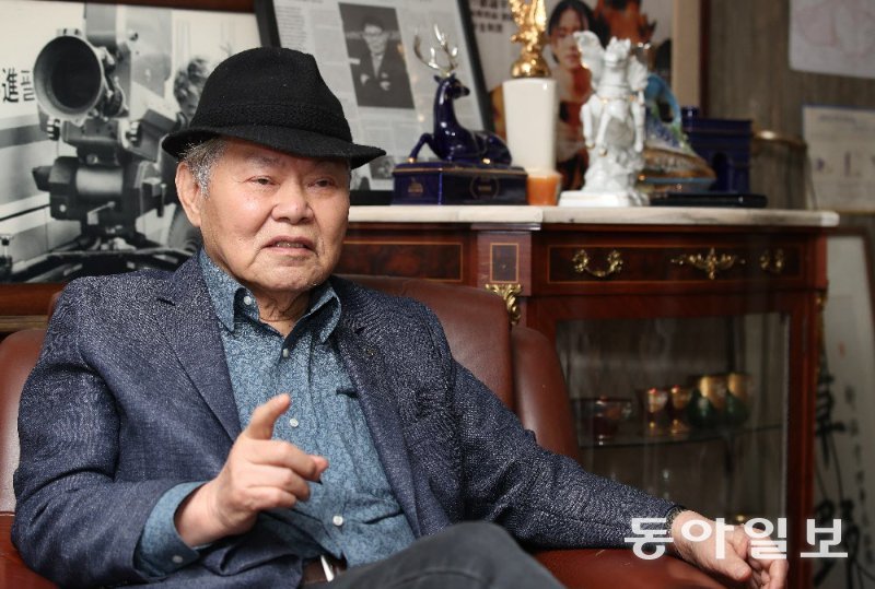 영화 ‘뻐꾸기도 밤에 우는가’ 등의 대표작을 남긴 정진우 감독이 8일 별세했다. 사진은 2021년 강남구에서 만난 정 감독. 송은석 기자 silverstone@donga.com
