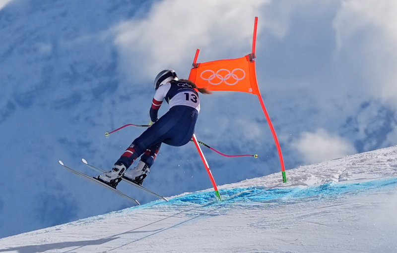 ‘스키 여제’ 린지 본(미국)이 8일 열린 2026 밀라노-코르티나담페초 겨울올림픽 알파인 스키 여자 활강 경기 도중 깃대에 부딪혀 균형을 잃고 있다. (코르티나담페초=AP뉴시스)