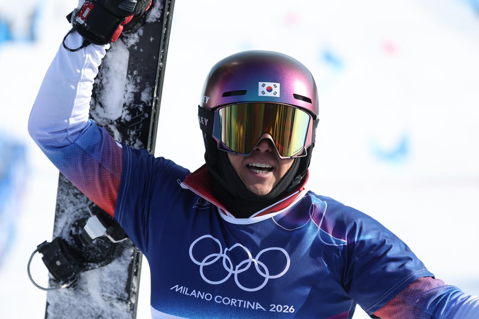 스노보드 김상겸이 8일(현지시간) 이탈리아 리비뇨의 스노파크에서 열린 2026 밀라노·코르티나담페초 동계올림픽 스노보드 남자 평행 대회전 4강전에서 결승 진출을 확정지은 뒤 기뻐하고 있다. 2026.2.8 ⓒ 뉴스1