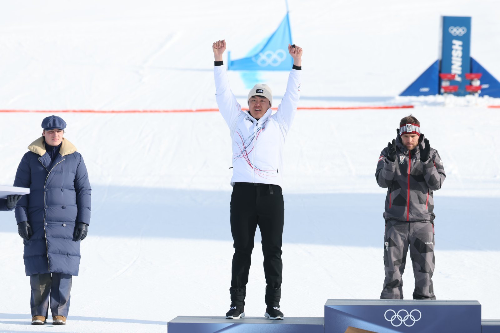 스노보드 남자 평행 대회전 은메달을 확보한 김상겸이 8일(현지시간) 이탈리아 리비뇨의 스노파크에서 열린 2026 밀라노·코르티나담페초 동계올림픽 스노보드 남자 평행 대회전 시상식에서 두 손을 들어보이며 기뻐하고 있다. 2026.2.8 (리비뇨=뉴스1)