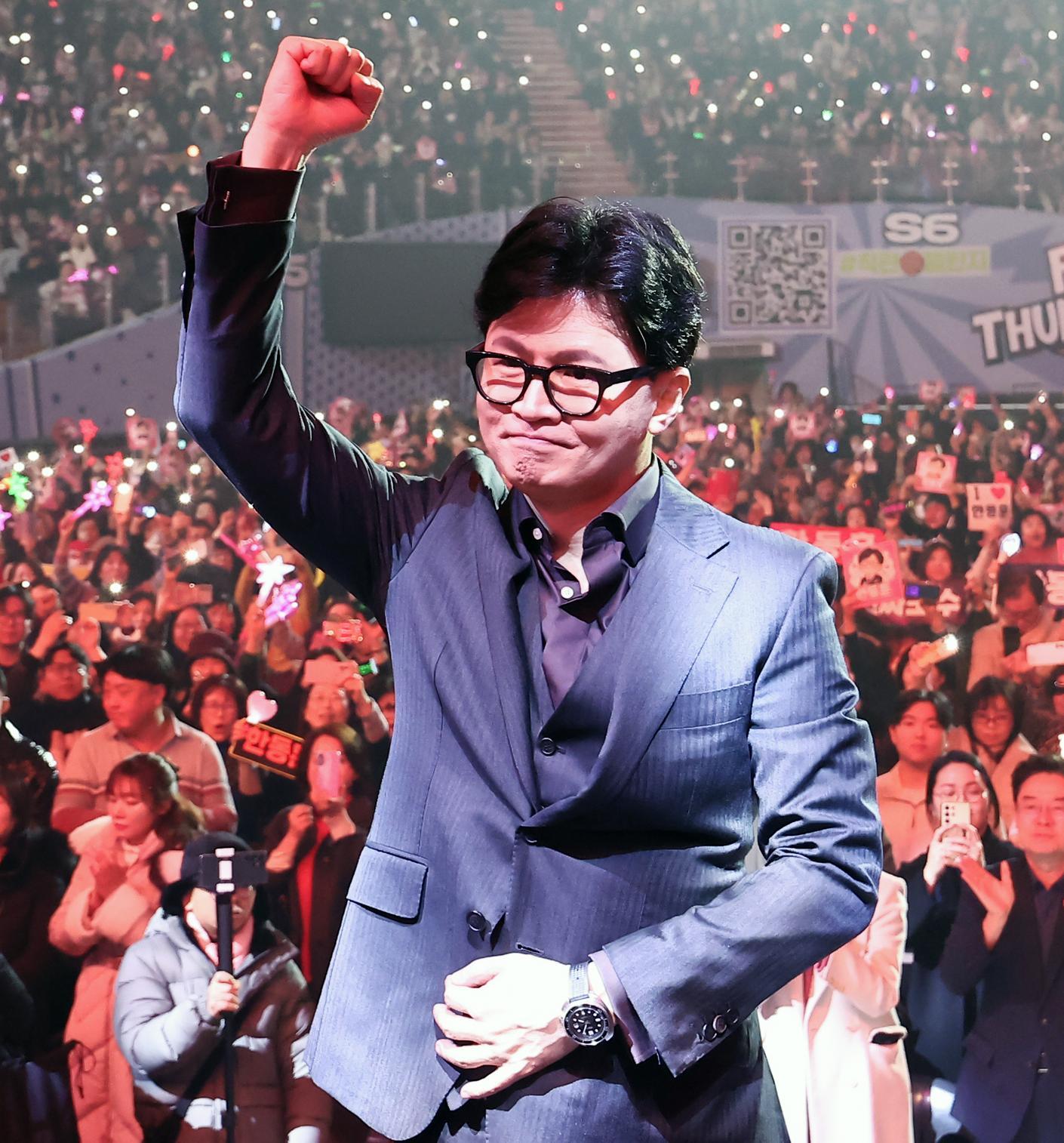 국민의힘 한동훈 전 대표가 8일 서울 송파구 잠실실내체육관에서 열린 토크콘서트에서 주먹을 들어올리고 있다. ‘당원게시판 논란’으로 당에서 제명된 한 전 대표는 이날 “제가 제풀에 꺾여서 그만둘 것이라는 기대를 가지는 사람들은 그 기대를 접으라”고 말했다. 뉴스1