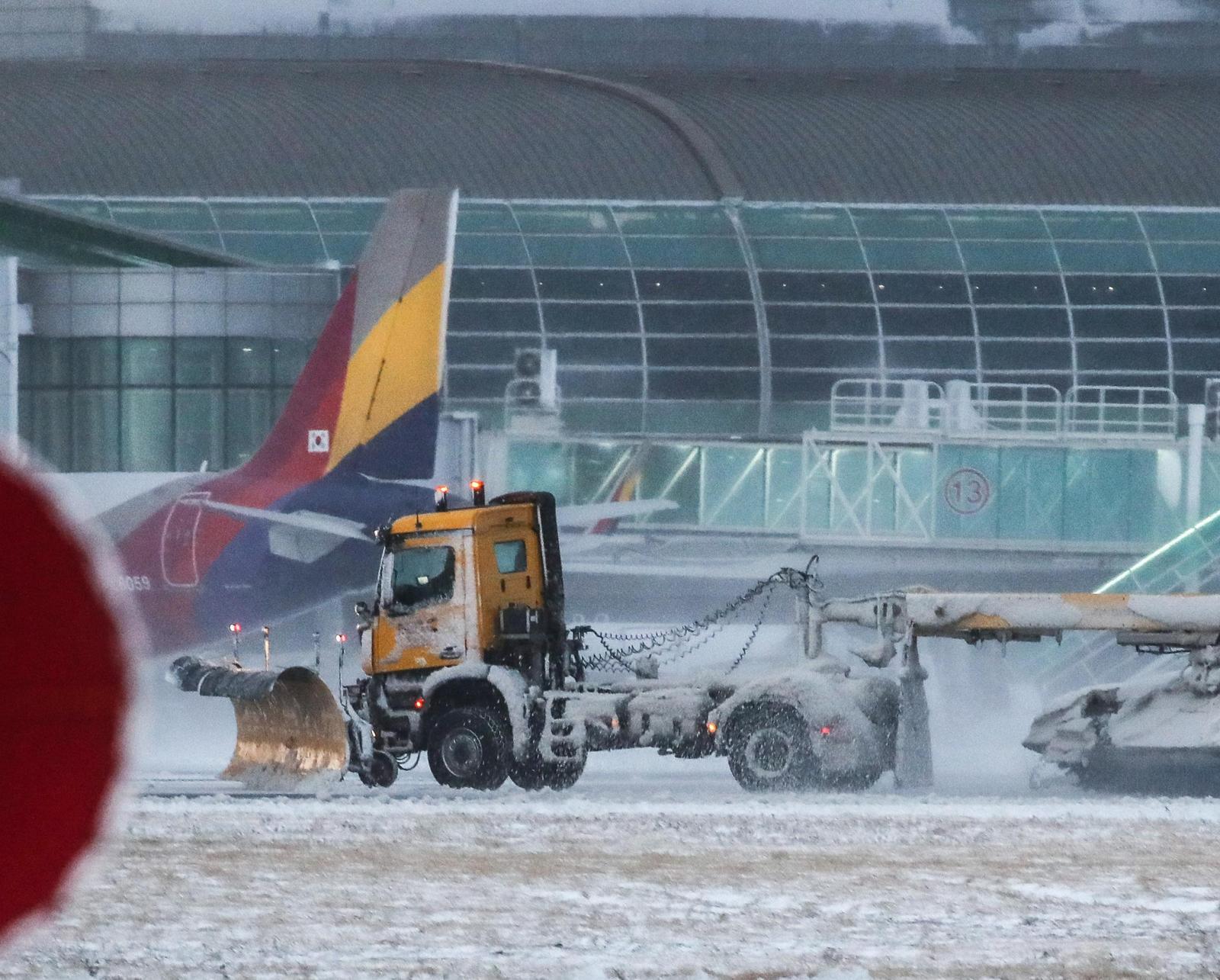 눈 치우는 제설차
8일 오전 폭설로 제주국제공항 활주로 운영이 중지된 가운데 제설차가 눈을 치우고 있다. 전날부터 제주와 호남에 많은 눈이 내리며 일부 항공편과 여객선이 결항했고 광주에서는 교통사고가 잇따랐다. 제주=뉴시스
