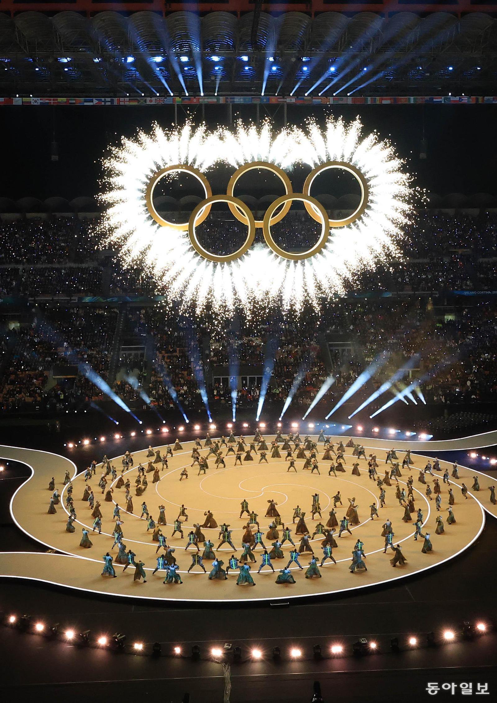 7일 이탈리아 밀라노 산시로 스타디움에서 열린 2026 밀라노-코르티나담페초 겨울올림픽 개회식에서 올림픽을 상징하는 오륜 구조물 주위로 불꽃이 터지고 있다. 사상 처음 두 도시에서 개최되는 이번 올림픽 개회식에선 ‘아르모니아’(조화)를 주제로 한 다채로운 공연이 펼쳐졌다. 밀라노=전영한 기자 scoopjyh@donga.com