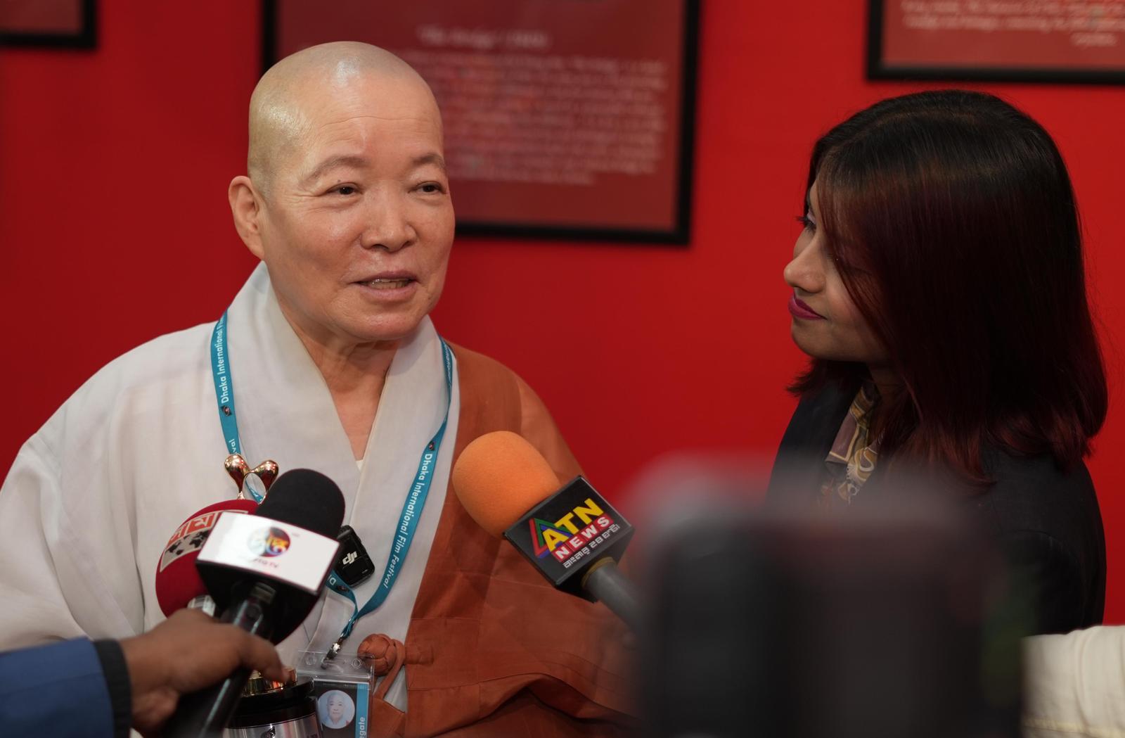 다카 국제영화제 영적 영화 부문 최우수작품상을 받은 대해 스님이 취재진의 질문에 답하고 있다. 그는 “영화는 한번 만들면, 시간과 공간을 넘어 언제든지 많은 사람에게 부처님의 말씀을 전할 수 있는 좋은 도구”라며 “부처님도 지금 세상에 나셨으면 영화나 K팝 등으로 설법하셨을지 모른다”고 웃으며 말했다. 대해 스님 제공