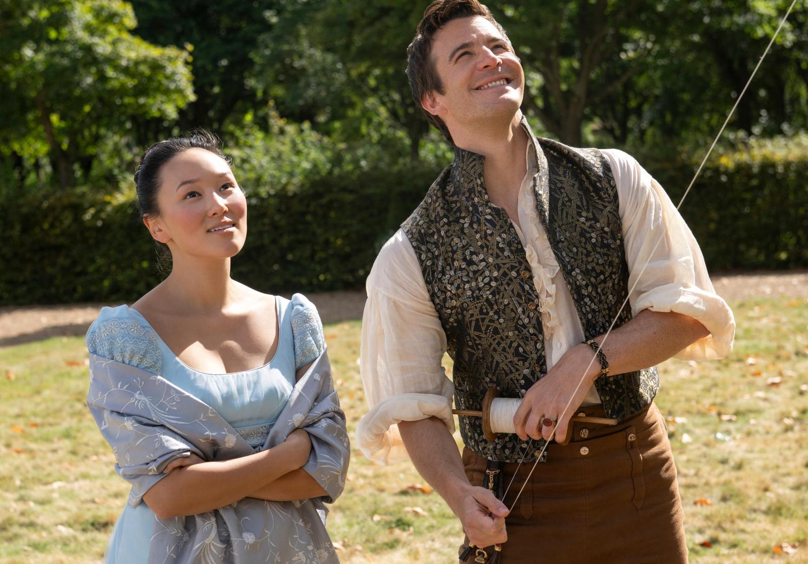 지난달 공개된 넷플릭스 글로벌 시리즈 ‘브리저튼’ 시즌4는 자유로운 영혼을 가진 베네딕트 브리저튼(루크 톰프슨·오른쪽)이 가면무도회에서 은빛 드레스의 여인 소피 백(하예린·왼쪽)을 만나며 벌어지는 로맨스를 그린다. 넷플릭스 제공