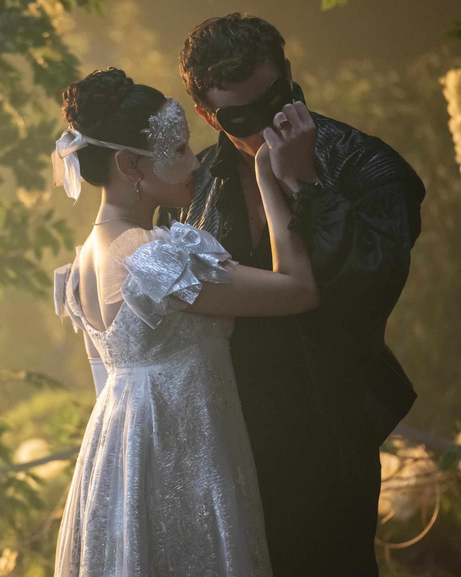 ‘브리저튼’에서 첫 주연을 맡은 한국계 배우인 하예린은 넷플릭스 인터뷰에서 가장 마법 같은 순간으로 ‘가면무도회’를 꼽으며 “애니메이션 속 신데렐라가 현실이 된 것 같은 기분이었다”고 했다. 넷플릭스 제공