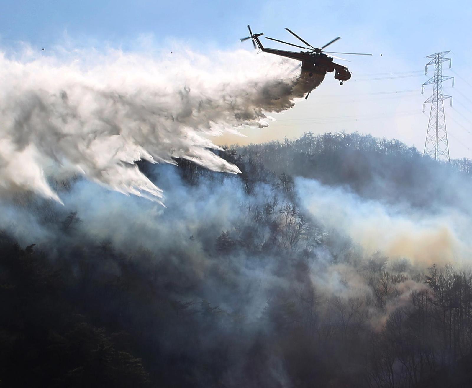 소방헬기 투입
8일 오전 소방 헬기가 경북 경주시 문무대왕면 일대에 번진 산불을 진화하고 있다. 전날 오후 9시 40분경 발생한 이 산불은 이틀째 이어지며 초속 7m가량의 강한 바람을 타고 4ha(헥타르)가 넘는 면적을 태웠다. 경주=뉴스1