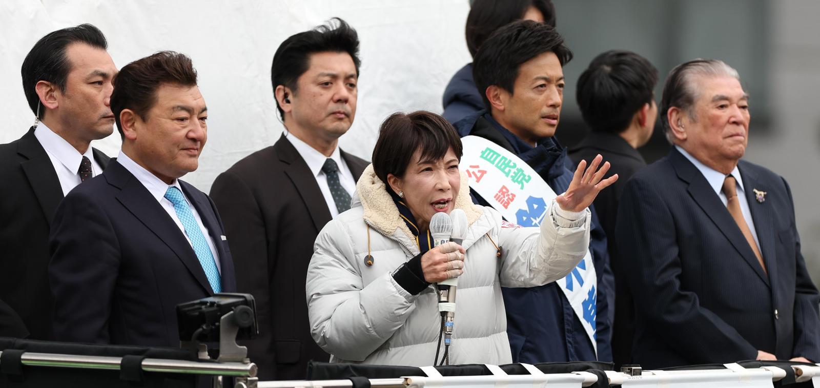 다카이치 사나에 일본 총리(앞줄 가운데)가 중의원(하원) 선거 전날인 7일 도쿄 도심에서 길거리 유세를 펼치고 있다. 8일 오후 10시 40분 기준 NHK방송에 따르면 그가 이끄는 집권 자민당은 이번 선거에서 전체 465석의 절반(233석) 이상인 256석을 단독으로 달성했다. 게티이미지