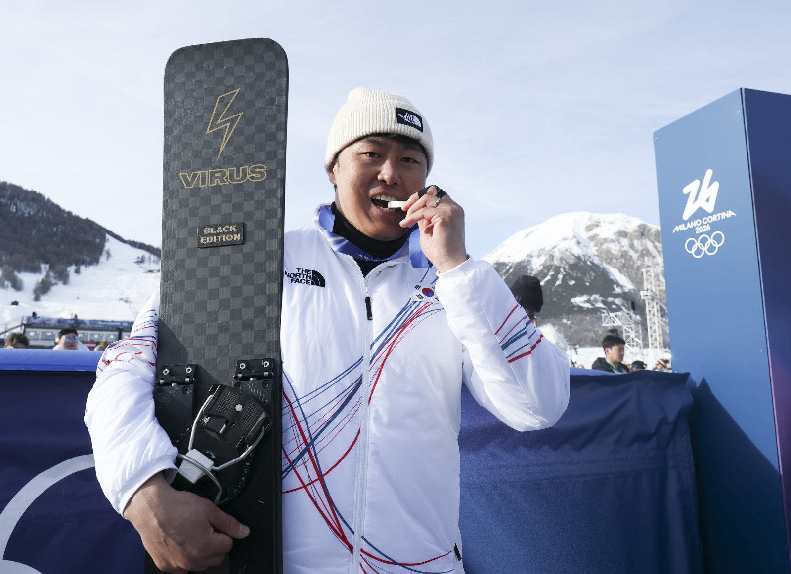 스노보드 은메달리스트 김상겸이 8일(현지 시간) 이탈리아 리비뇨 스노우파크에서 열린 2026 밀라노코르티나 담페초 동계올림픽 스노보드 남자 평행대회전 메달 시상식에서 은메달을 입에다 물고 있다. 2026.02.08. [리비뇨=뉴시스]