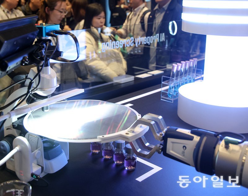 지난해 11월 3일 서울 강남구 코엑스에서 열린 ‘SK AI 서밋 2025’ 전시장에서 로봇이 반도체 웨이퍼에 결함이 있는지를 검사하고 있다. 동아일보DB