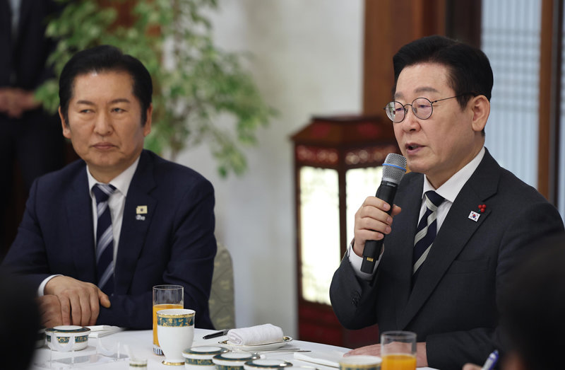 더불어민주당 정청래 대표(왼쪽)가 지난달 16일 청와대 상춘재에서 열린 정당 지도부 초청 오찬에서 이재명 대통령의 발언을 듣고 있다. 뉴시스