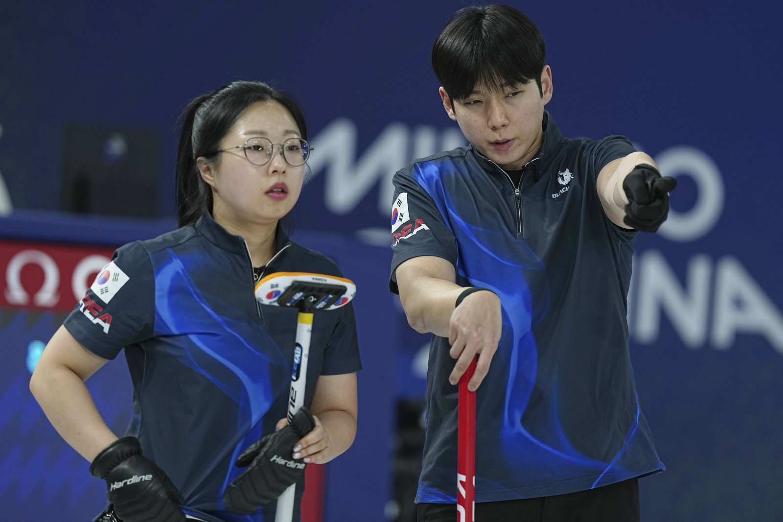 한국 컬링 대표팀의 김선영과 정영석이 7일(현지 시간) 이탈리아 코르티나담페초의 코르티나 컬링 올림픽 스타디움에서 열린 2026 밀라노·코르티나 동계올림픽 컬링 믹스더블 라운드로빈 6차전에서 미국과 경기 중 작전을 짜고 있다. 5차전에서 체코에 4-9로 패해 5패를 기록했던 김선영-정영석 조는 미국의 코리 티스-코리 드롭킨 조를 연장 끝에 6-5로 꺾고 첫 승리를 거뒀다. 2026.02.08.[코르티나담페초=AP/뉴시스]