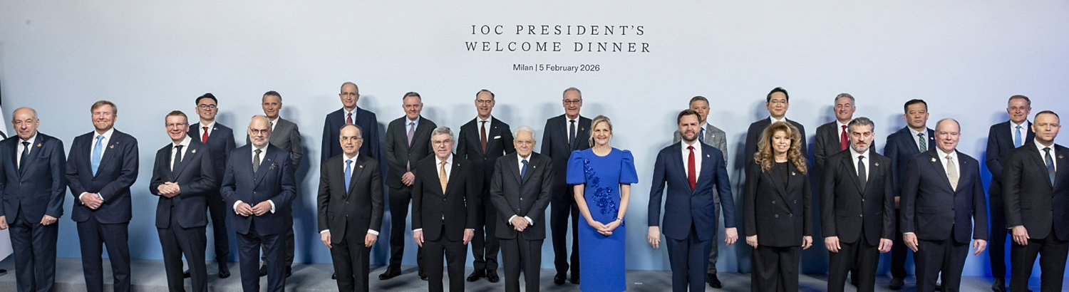 이재용 삼성전자 회장(뒷줄 오른쪽에서 네 번째)이 5일(현지 시간) 이탈리아 밀라노-코르티나담페초 겨울올림픽 개막을 하루 앞두고 밀라노에서 열린 갈라 디너 행사에서 세르조 마타렐라 이탈리아 대통령(앞줄 오른쪽에서 일곱 번째), 커스티 코번트리 국제올림픽위원회(IOC) 위원장(앞줄 오른쪽에서 여섯 번째), J D 밴스 미국 부통령(앞줄 오른쪽에서 다섯 번째) 등과 함께 기념 촬영을 하고 있다. 이탈리아 대통령실 제공