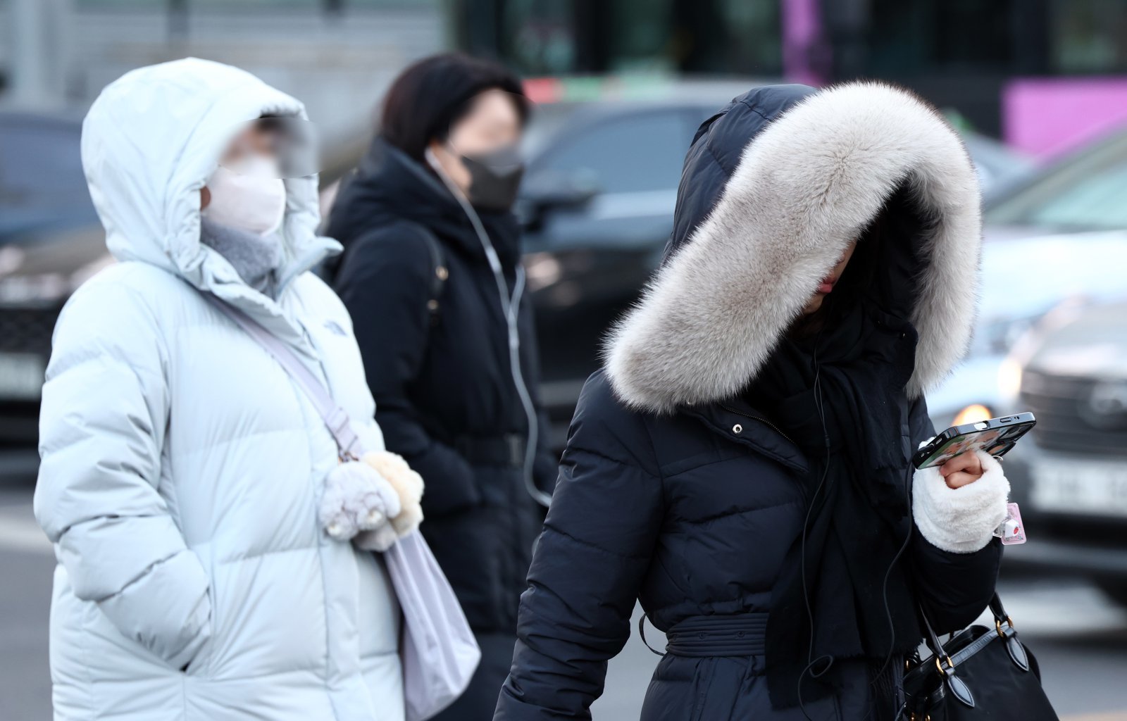연일 강추위가 이어지는 29일 오전 서울 종로구 세종대로 사거리에서 시민들이 이동하고 있다. 2026.1.29 뉴스1