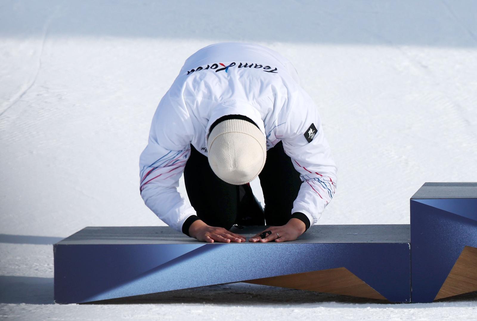 스노보드 김상겸이 8일(현지 시간) 이탈리아 리비뇨 스노파크에서 열린 2026 밀라노·코르티나담페초 동계올림픽 스노보드 남자 평행대회전 시상식에서 큰절을 올리고 있다. 리비뇨=뉴시스