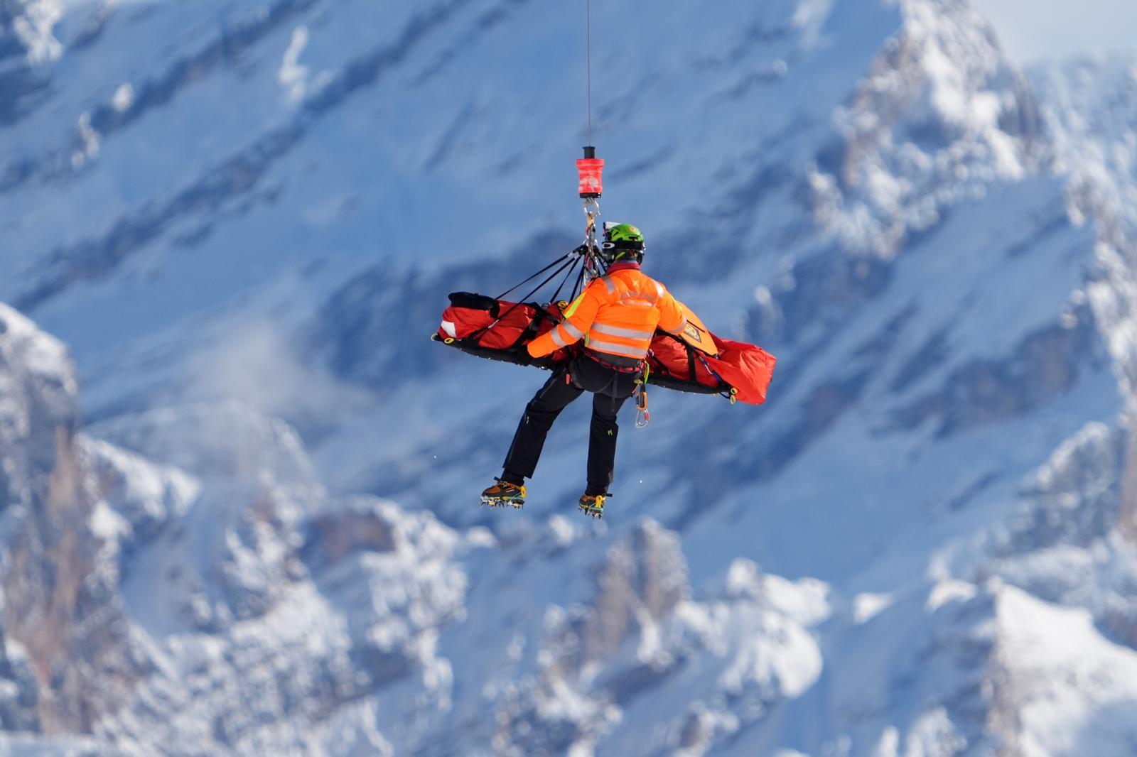 헬기로 이송되는 스키 여제 린지 본. 2026.02.08 코르티나=AP 뉴시스