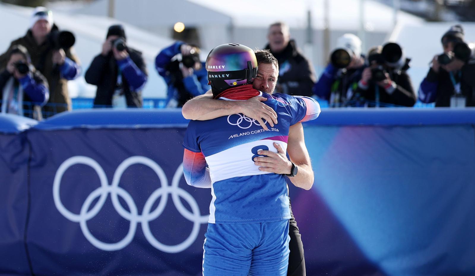 스노보드 김상겸이 8일(현지 시간) 이탈리아 리비뇨 스노파크에서 열린 2026 밀라노·코르티나담페초 동계올림픽 스노보드 남자 평행대회전 결승에서 은메달을 차지한 뒤 금메달 오스트리아 베냐민 카를과 포옹하고 있다. 리비뇨=뉴시스