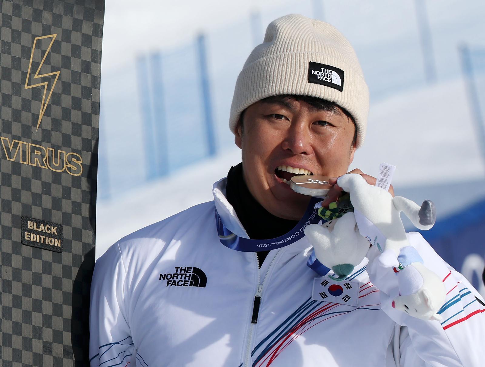 스노보드 김상겸이 8일(현지 시간) 이탈리아 리비뇨 스노파크에서 열린 2026 밀라노·코르티나담페초 동계올림픽 스노보드 남자 평행대회전 시상식을 마친 뒤 은메달 들고 포즈를 취하고 있다. 리비뇨=뉴시스