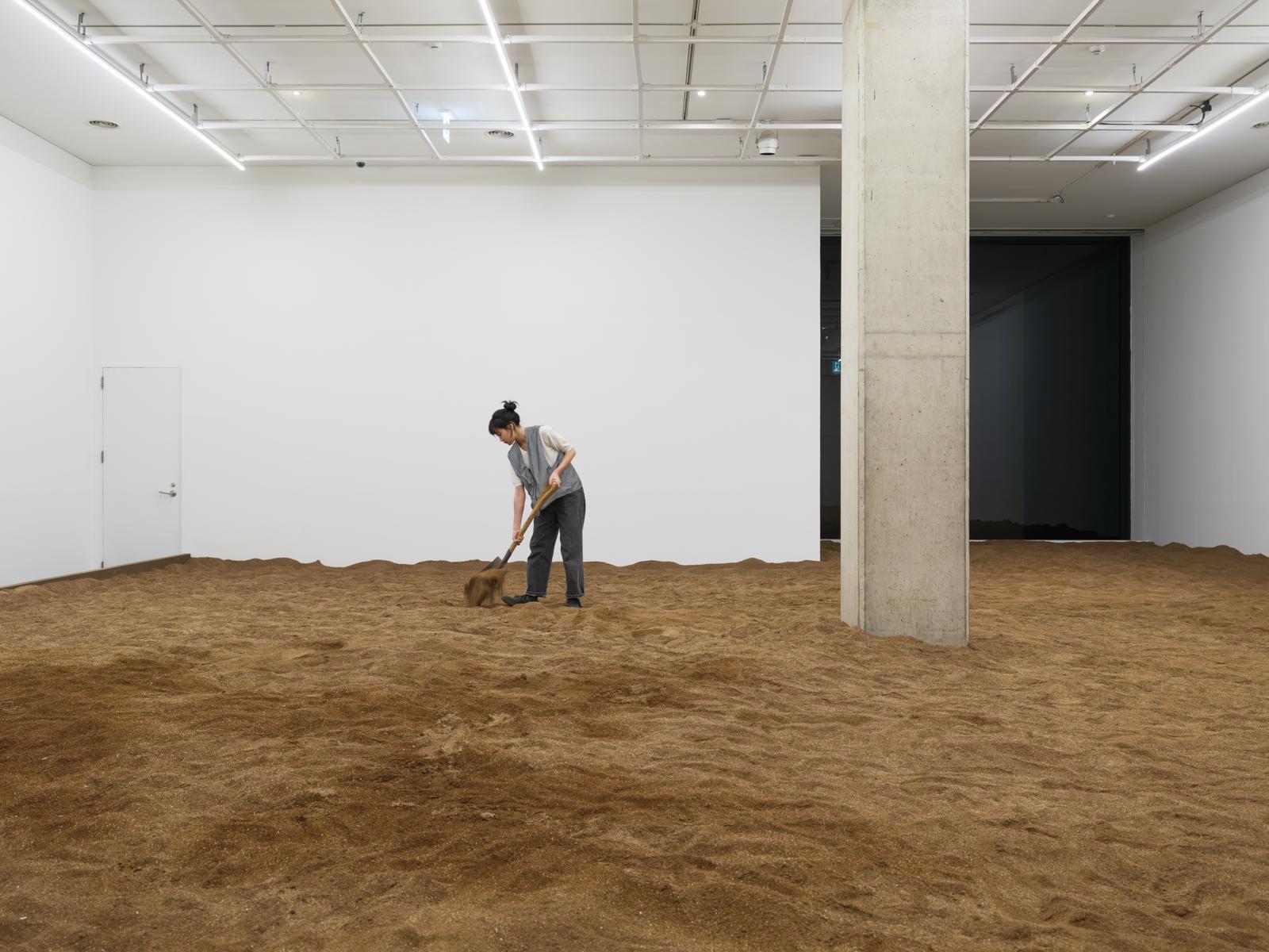 국립현대미술관 ‘소멸의 시학’전에 전시된 아사드 라자의 ‘흡수’. 서울에서 나온 폐기물로 토양을 만들었다. 분해와 소멸에 내재된 공동체성을 강조한 작품으로, 관람객은 이 흙을 조금씩 집에 가져갈 수 있다. 뉴시스