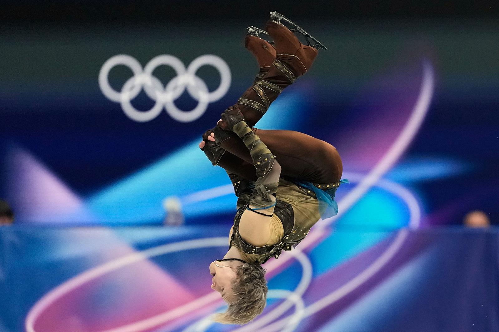 일리야 말리닌이 8일 열린 2026 밀라노-코르티나담페초 겨울올림픽 피겨 팀이벤트(단체전) 남자 싱글 쇼트프로그램에서 백플립을 구사하고 있다. 밀라노=AP 뉴시스