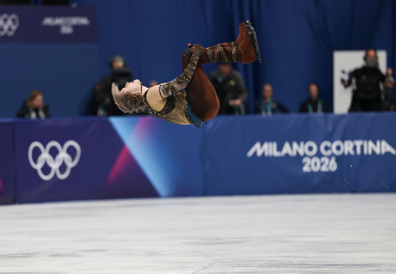 미국 피겨 남자 싱글 일리야 말리닌이 7일(현지 시간) 이탈리아 밀라노 아이스 스케이팅 아레나 경기장에서 열린 2026 밀라노·코르티나 담페초 동계올림픽 팀 이벤트 단체전 남자 싱글 쇼트 프로그램에서 백덤블링을 선보이고 있다. 2026.02.08 밀라노=뉴시스