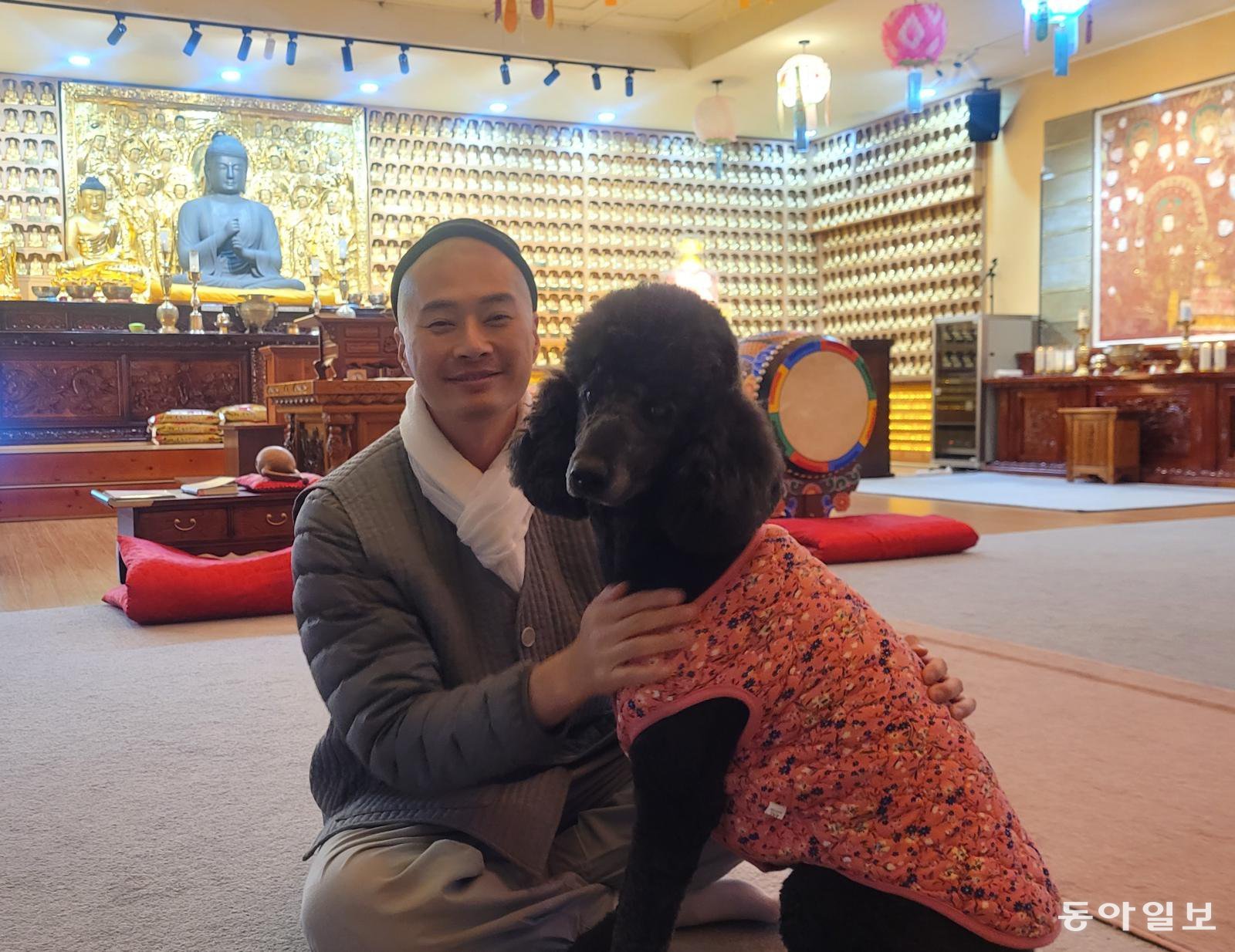 반려견 ‘세콤이’와 함께 한 덕운 스님. 그는 “반려동물과의 시간은 선물이고, 비록 이별이라는 아픔을 겪지만 그 속에는 배움과 자비가 숨어있다”라며 “슬픔을 있는 그대로 껴안고, 그 사랑을 다른 생명과 나눈다면 그 사랑은 새로운 방식으로 흐를 것”이라고 말했다. 이진구 기자 sys1201@donga.com