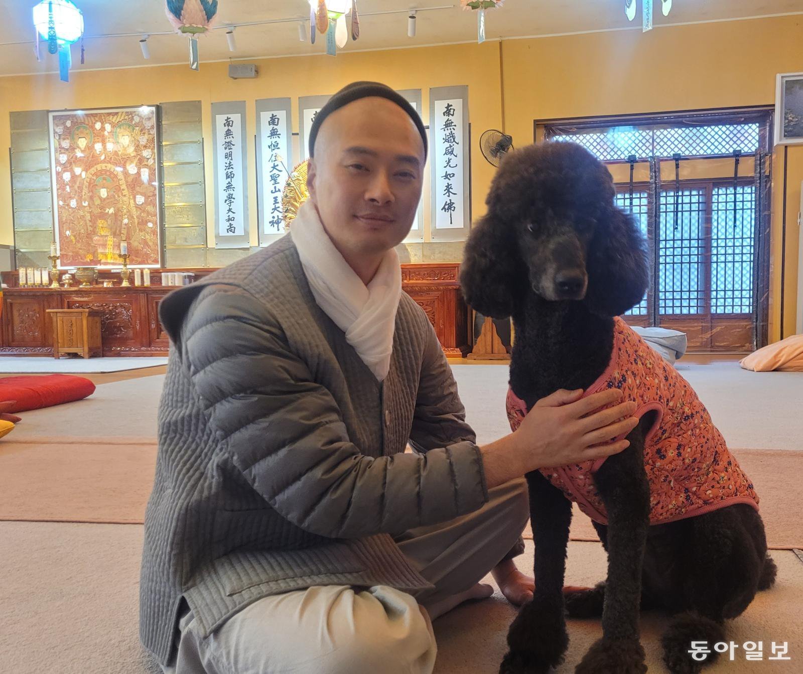 반려견 ‘세콤이’와 함께 한 덕운 스님. 그는 “반려동물과의 시간은 선물이고, 비록 이별이라는 아픔을 겪지만 그 속에는 배움과 자비가 숨어있다”라며 “슬픔을 있는 그대로 껴안고, 그 사랑을 다른 생명과 나눈다면 그 사랑은 새로운 방식으로 흐를 것”이라고 말했다. 이진구 기자 sys1201@donga.com