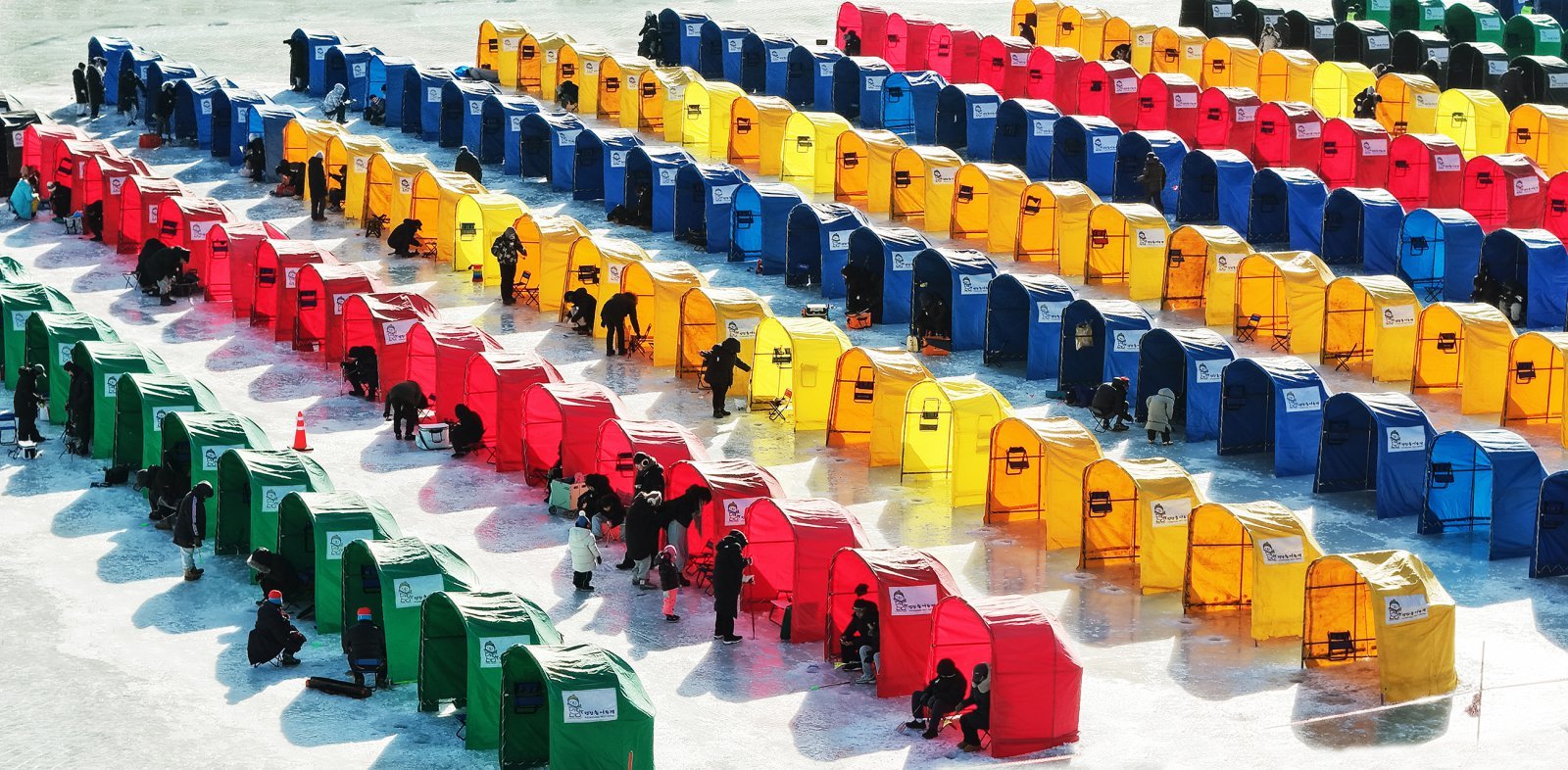 8일 오후 강원도 평창군 진부면 오대천 일원에 열린 평창송어축제에 많은 방문객이 몰려 송어얼음낚시를 즐기고 있다. 2026.2.8 평창관광문화재단 제공