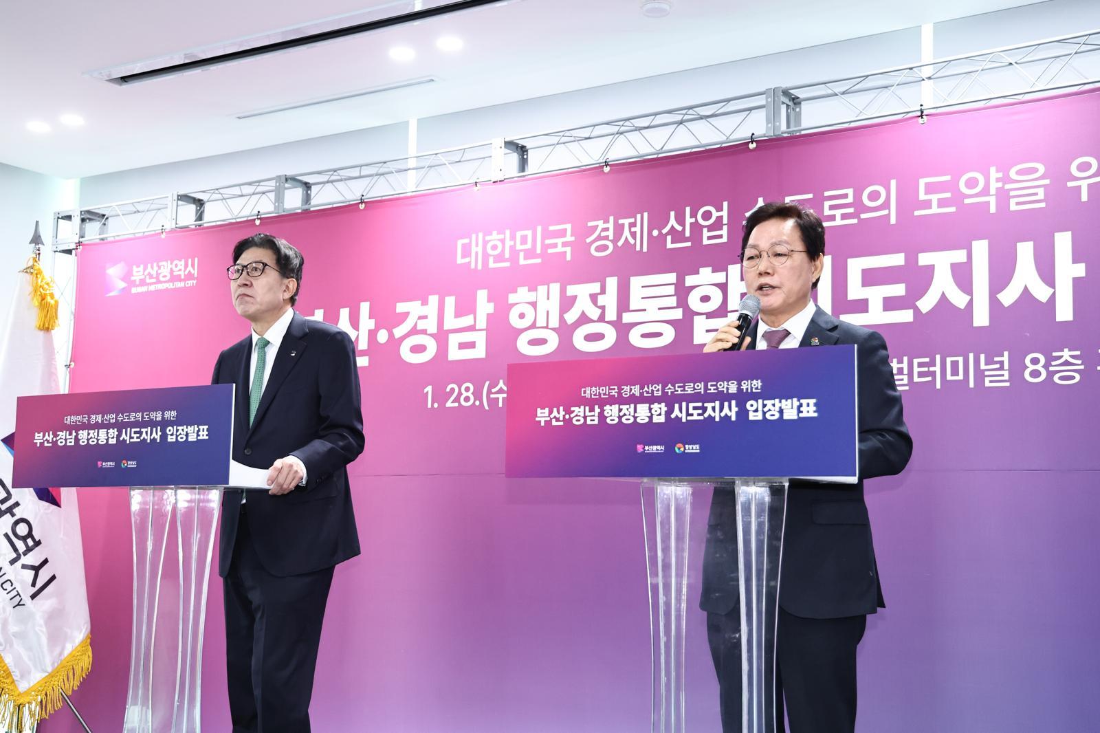 박완수 경남도지사(오른쪽)와 박형준 부산시장이 지난달 28일 경남 창원시 진해구 부산신항 내 동원글로벌터미널에서 부산·경남 행정통합 입장 발표를 하고 있다. 두 단체장은 “정부 차원의 획기적인 자치권 보장과 제도적 뒷받침이 필수”라고 강조하고 있다. 경남도 제공