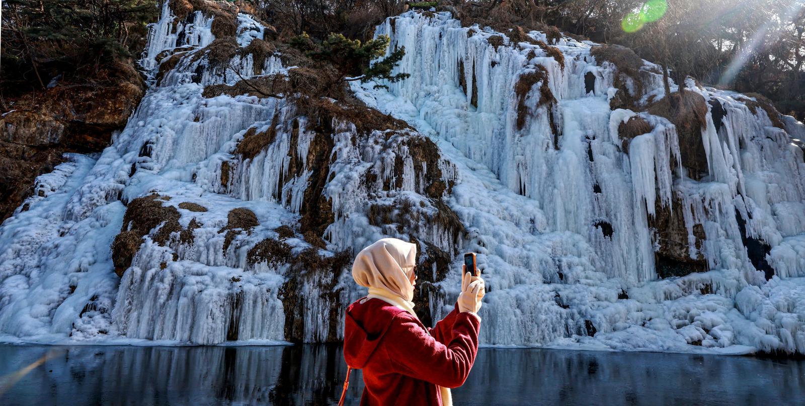 아침기온이 영하10도 밑으로 떨어진 지난 6일 서울 서대문구 홍제천 인공폭포가 얼어붙어 있다. 뉴스1