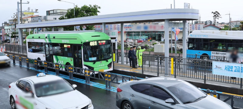 지난해 6월 개통한 제주 섬식 정류장에 양문형 버스가 정차해 있다. 도로 중앙에 설치된 정류장에서 양방향 탑승이 가능해 보행 동선을 줄였다. 제주도 제공