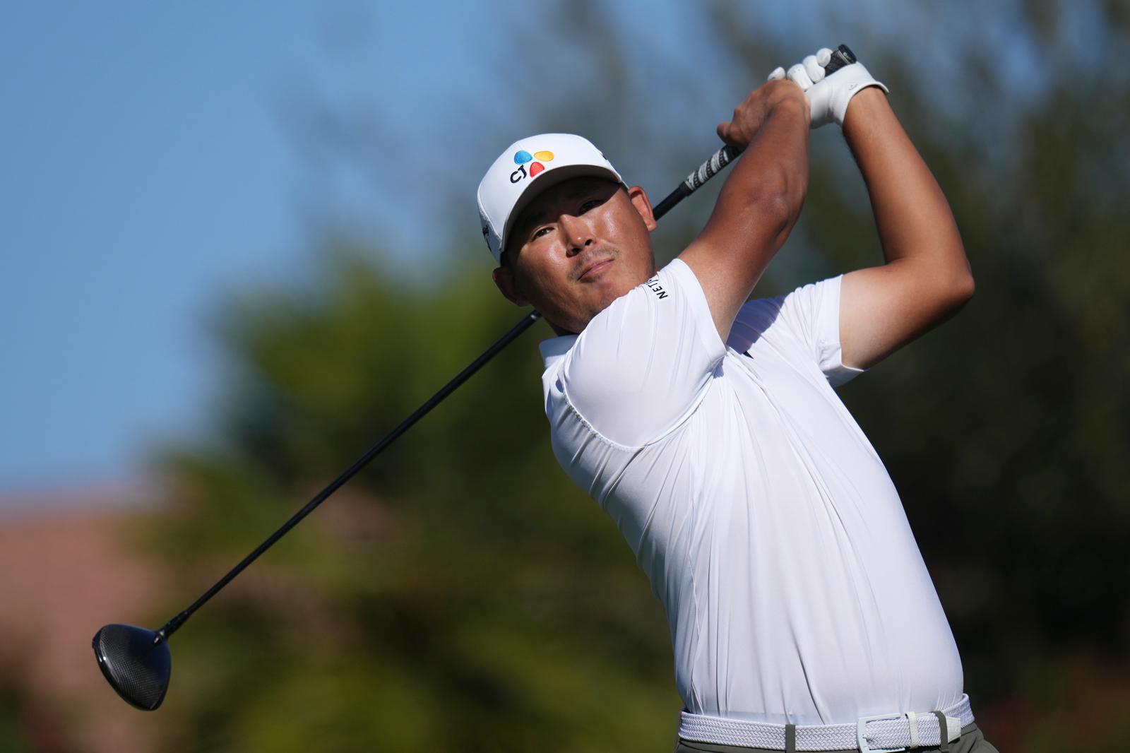 김시우가 9일 열린 미국프로골프(PGA)투어 WM 피닉스오픈 최종 4라운드 2번 홀에서 티샷을 하고 있다. 김시우는 최종 합계 15언더파 269타 공동 3위에 자리했다. 스코츠데일=AP 뉴시스