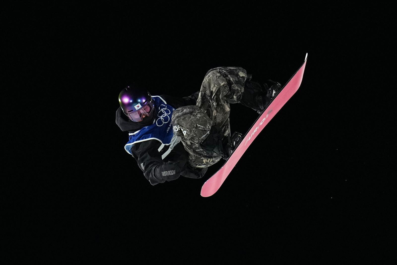 9일 2026 밀라노-코르티나담페초 겨울올림픽 스노보드 여자 빅에어 예선에 참가한 ‘고고생 스노보더’ 유승은. 유승은은 예선 전체 4위로 결선행 티켓을 거머쥐었다. 리비뇨=AP 뉴시스