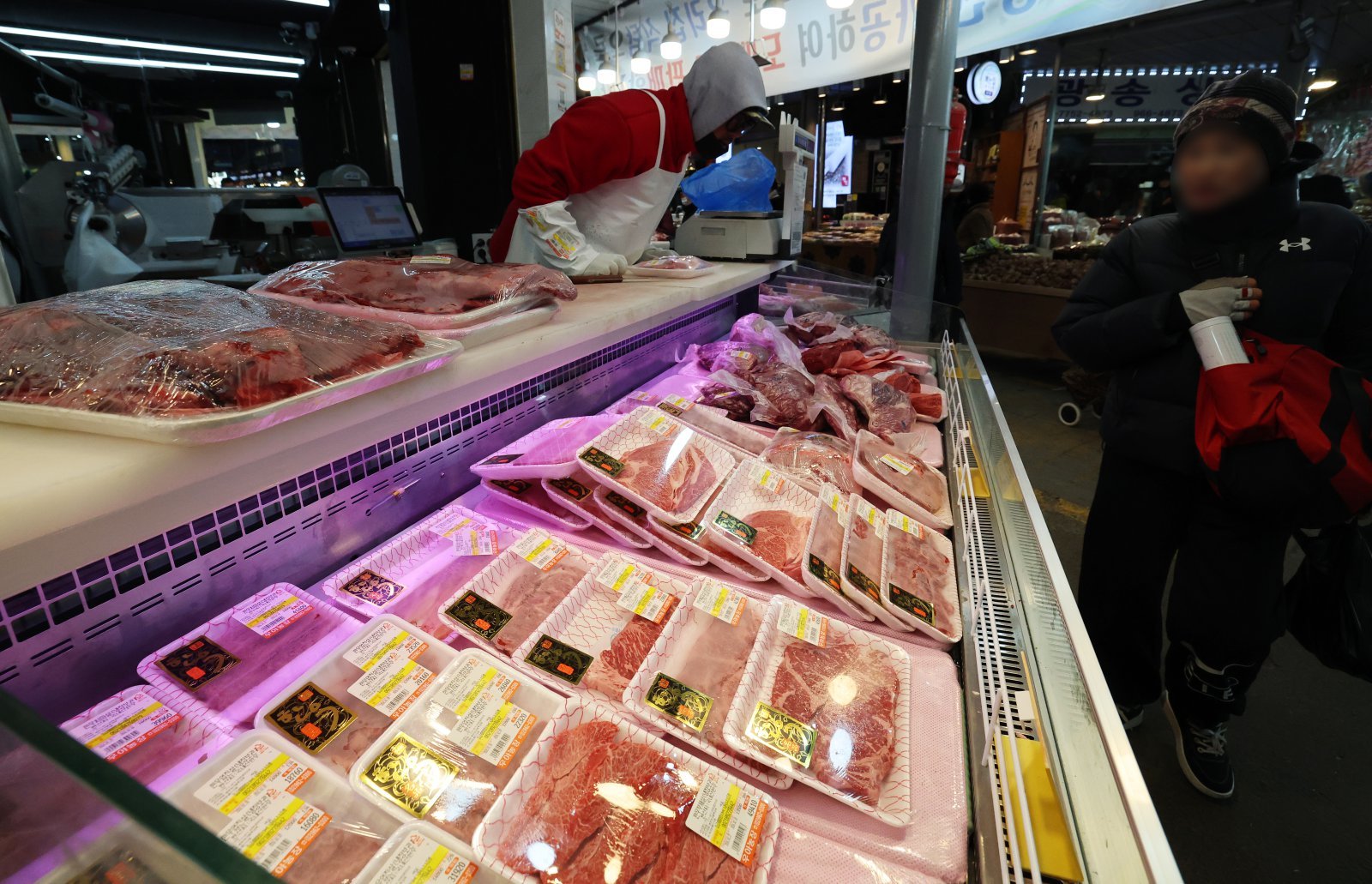 지난달 28일 오전 서울 동대문구의 한 전통시장에서 시민들이 한우를 구매하고 있다. ⓒ 뉴스1