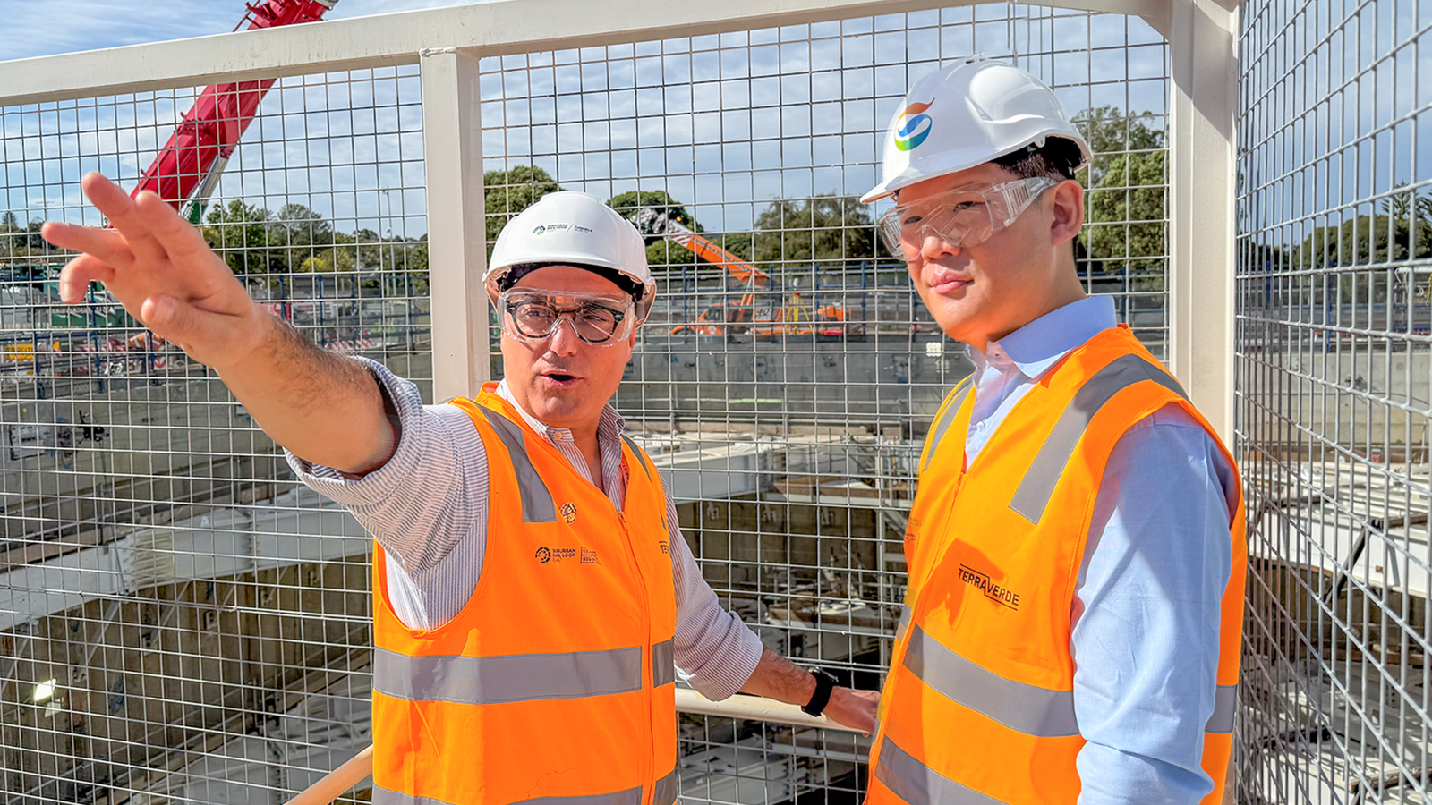 GS건설 허윤홍 대표(사진 오른쪽)가 호주 SRL현장을 현지 관계자들과 함께 둘러보며 공사진행현황을 점검하고 있다. GS건설