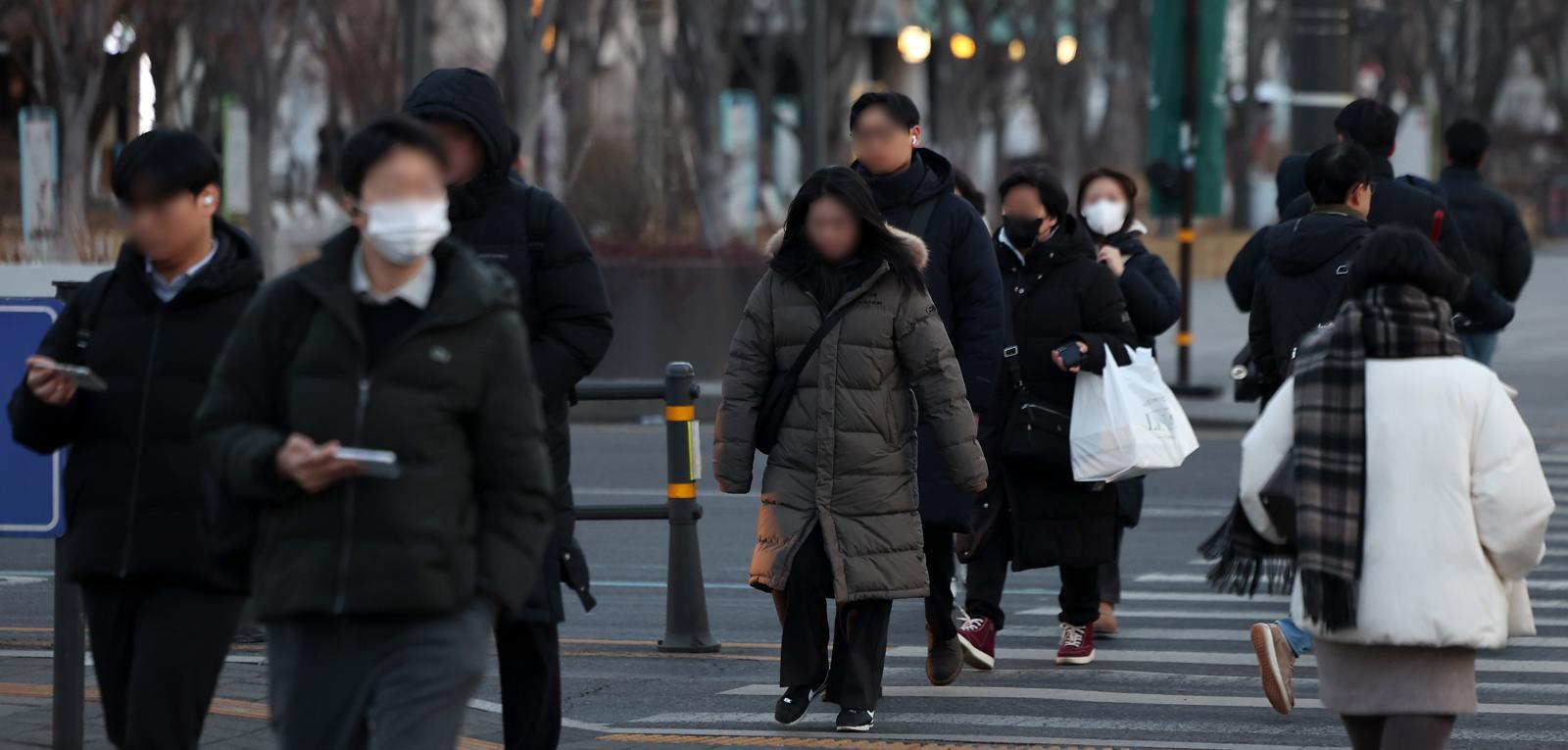 서울에 한파주의보가 발령된 6일 오전 서울 종로구 세종로 사거리에서 두꺼운 옷을 입은 시민들이 길을 걷고 있다. 2026.02.06 뉴시스