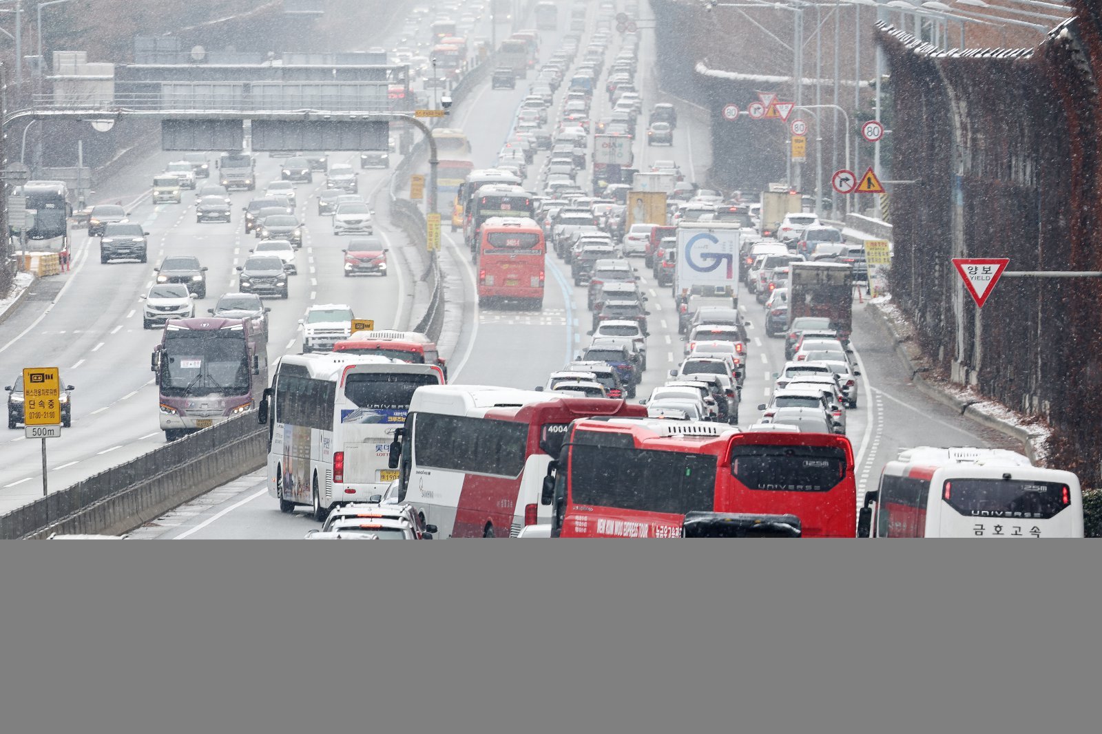 설연휴 기간 서울 서초구 잠원IC를 지나는 경부고속도로 하행선 방향 차량들이 서행하고 있다. 2025.1.28 뉴스1