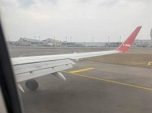 8일(현지시간) 대만 타오위안 국제공항에 착륙한 티웨이 여객기에서 바퀴가 이탈하고 있다. 뉴스1