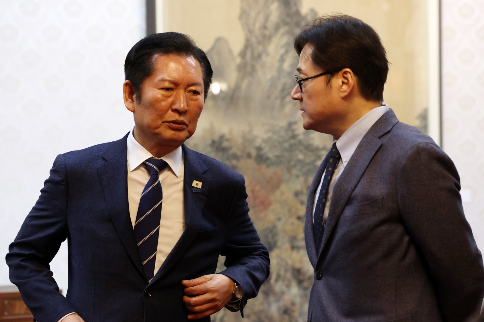 정청래 더불어민주당 대표가 8일 오후 서울 종로구 국무총리공관에서 열린 고위당정협의회에서 홍익표 청와대 정무수석과 대화하고 있다. (공동취재) 2026.2.8. 뉴스1