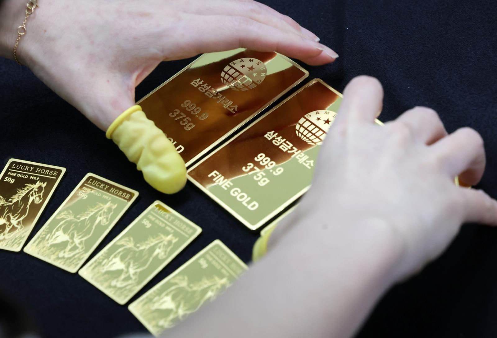 최근 금값이 롤러코스터처럼 급등락하며 변동성이 커지는 가운데 4일 서울 종로구 삼성금거래소에서 직원이 골드바를 정리하고 있다. 2026.02.04 뉴시스